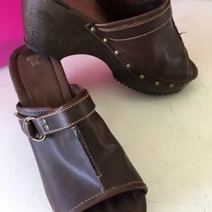 Brown clog sandals
